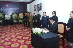 L&atilde;nh đạo th&agrave;nh phố H&agrave; Nội viếng Chủ tịch Quốc hội L&agrave;o