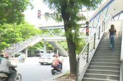 Người d&acirc;n kh&ocirc;ng sử dụng cầu vượt bộ h&agrave;nh