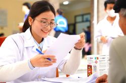 Đề xuất mới về học ph&iacute;, học bổng đ&agrave;o tạo b&aacute;c sĩ nội tr&uacute;, b&aacute;c sĩ chuy&ecirc;n khoa