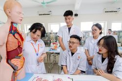 Loạt trường y dược công bố điểm chuẩn, nhiều ngành tăng vượt năm trước