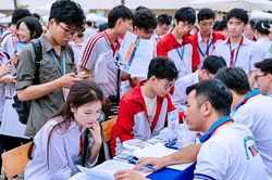 Điểm chuẩn đại học 2026: STEM lập đỉnh, khối xã hội hạ nhiệt và bài toán chọn ngành thực chất