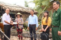 Kịp thời hỗ trợ gia đ&igrave;nh kh&oacute; khăn bị sập nh&agrave; do lốc xo&aacute;y
