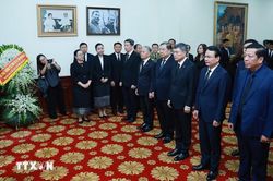 Lãnh đạo Đảng, Nhà nước viếng đồng chí Saysomphone Phomvihane, Ủy viên Bộ Chính trị, Chủ tịch Quốc hội Lào