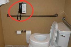 Tại sao nhiều khách sạn hiện nay lại lắp điện thoại trong nhà vệ sinh?