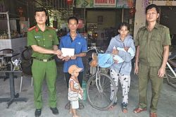 Chồng chạy xe đạp điện đưa vợ mới sinh cùng 2 con nhỏ về quê, kiệt sức bên quốc lộ và cái kết ấm lòng