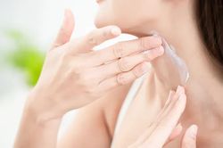 Đừng chỉ chăm da mặt, 5 thói quen giúp vùng cổ chậm lão hóa, luôn mềm mịn