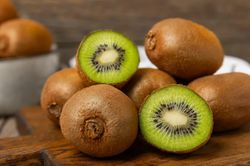 Kiwi giàu vitamin C nhưng không phải ai ăn cũng tốt, 5 nhóm người nên thận trọng