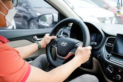 Bạn sẽ tiết kiệm xăng đáng kể nếu lái xe ô tô đúng cách với những mẹo này