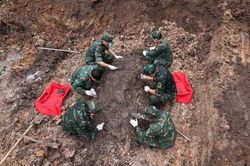 Phát hiện, quy tập thêm 11 hài cốt liệt sĩ tại Công viên Lê Thị Riêng