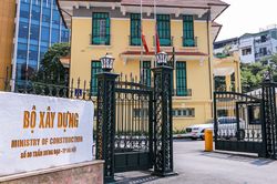 Nhiều cơ quan treo cờ rủ tưởng nhớ Chủ tịch Quốc hội Lào Xaysomphone Phomvihane