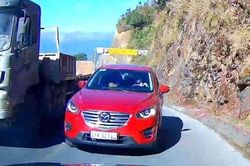 Đề xuất cấm tuyệt đối mượn l&agrave;n ngược chiều để vượt xe tr&ecirc;n Quốc lộ 6