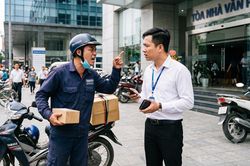 Nhiều lần bị shipper mắng như mắng con chỉ vì đang họp chưa kịp nhận hàng