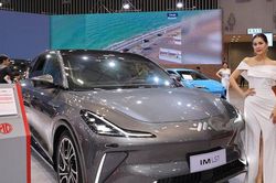 Giá xe điện toàn cầu lần đầu thấp hơn xe hybrid