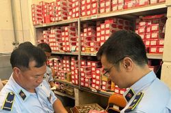 Quản l&yacute; thị trường H&agrave; Nội ph&aacute;t hiện 53.000 phụ t&ugrave;ng &ocirc; t&ocirc; giả mạo nh&atilde;n m&aacute;c