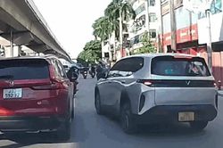 Hà Nội: Người đi xe máy bị hất văng xuống đường sau màn 'ăn miếng trả miếng' với ô tô trên đường Trần Phú