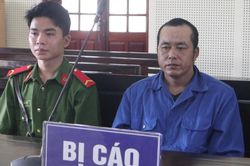 Bị đuổi khỏi nh&agrave;, người đ&agrave;n &ocirc;ng d&ugrave;ng k&eacute;o tấn c&ocirc;ng t&igrave;nh nh&acirc;n