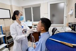 Cố nuốt miếng cơm to để chữa hóc xương, người đàn ông thủng thực quản