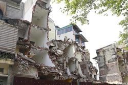Nhiều ngôi nhà dọc đường Thụy Khuê đang hạ giải, mặt bằng ga C6 còn vướng một điểm