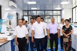 Thứ trưởng Bộ Y tế Đỗ Xu&acirc;n Tuy&ecirc;n l&agrave;m việc tại Trung t&acirc;m Kiểm so&aacute;t bệnh tật Hưng Y&ecirc;n