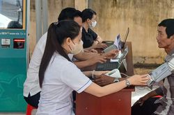Người dân từ đô thị đến nông thôn ở Khánh Hòa được bác sĩ khám sức khỏe miễn phí