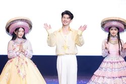 'Địu em lên bản' của NTK Nguyễn Minh Công vẽ nên một Tây Bắc đầy mộng mơ