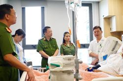 Động viên cán bộ Cảnh sát PCCC&CNCH bị thương khi làm nhiệm vụ