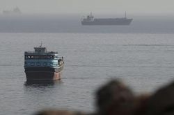Hy vọng mở lại eo biển Hormuz mờ dần trước y&ecirc;u cầu bồi thường từ Mỹ