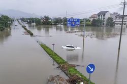 Bão Dolphin gây ngập lụt tại miền Trung Trung Quốc, Bắc Kinh cảnh giác cao trước mưa lớn