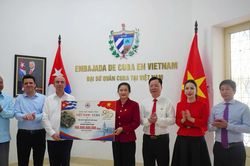 Trao khoản hỗ trợ trị gi&aacute; 100 tỷ đồng tặng nh&acirc;n d&acirc;n Cuba