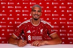 Liverpool công bố thương vụ Araujo