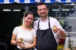 Xếp hàng 2 tiếng mua ổ bánh mì 88.000 đồng của đầu bếp Mỹ ở TP.HCM