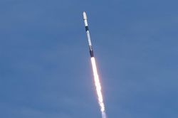 Tỷ phú Phạm Nhật Vượng 'bắt tay' Elon Musk đưa vệ tinh lên quỹ đạo năm 2027