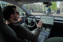 Quá trình duyệt tính năng tự lái của Tesla tại châu Âu gây tranh cãi