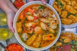 Bánh canh cua trong hẻm TP.HCM tăng giá lên 400.000 đồng/tô