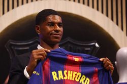 Barcelona hồi sinh Rashford cho MU