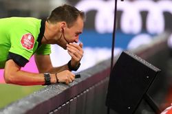 UEFA muốn VAR bớt can thiệp