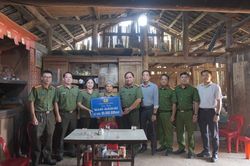 Công an Cao Bằng chung tay xây nhà cho hộ nghèo biên giới Đức Long