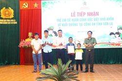 Công an Sơn La nhận nuôi dưỡng 2 trẻ em có hoàn cảnh đặc biệt khó khăn