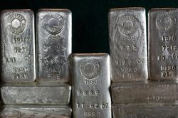 Sáng 11/8, giá bạc tiếp đà tăng, giao dịch quanh mức hơn 65 USD/ounce