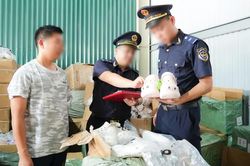 Hải quan phát hiện 800.000 bật lửa nghi xâm phạm quyền sở hữu trí tuệ