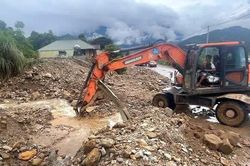 Khắc phục lũ quét, nối thông tuyến giao thông tại Mường Than