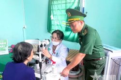 Cà Mau: Khám bệnh, cấp thuốc miễn phí cho 250 người dân nghèo khu vực biên giới