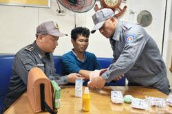 Tàu KN 466 đưa ngư dân bị nạn về điều trị tại đặc khu Phú Quý (Lâm Đồng)