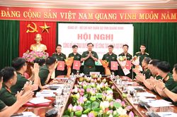 Đảng ủy, Bộ CHQS tỉnh Quảng Ninh trao quyết định, giao nhiệm vụ cho c&aacute;n bộ biệt ph&aacute;i năm 2026