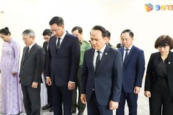 Đoàn lãnh đạo thành phố viếng Chủ tịch Quốc hội Lào Xaysomphone Phomvihane tại Tổng Lãnh sự quán Lào ở Đà Nẵng