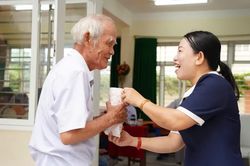 Bánh mì nóng tiếp sức người dân khám sức khỏe