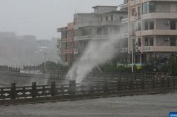 Trung Quốc khẩn cấp ứng phó ngập lụt do bão
