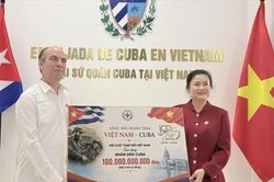 Trao hỗ trợ 100 tỷ đồng của nh&acirc;n d&acirc;n Việt Nam d&agrave;nh cho nh&acirc;n d&acirc;n Cuba