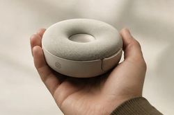 ChatGPT bước ra đời thực trong hình chiếc loa 'bánh donut'