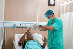 Cứu nam bệnh nhân vỡ gan, gãy 7 xương sườn do ngã từ độ cao 3m